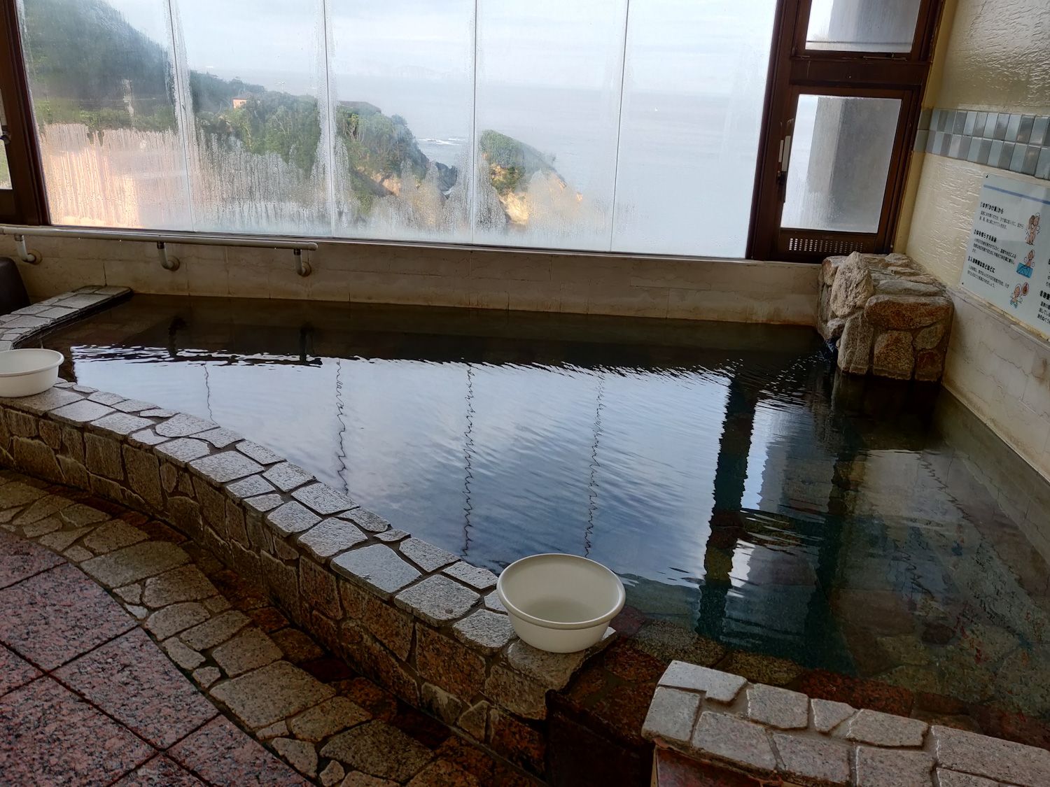 椿温泉 しらさぎ 大浴槽と窓の景色