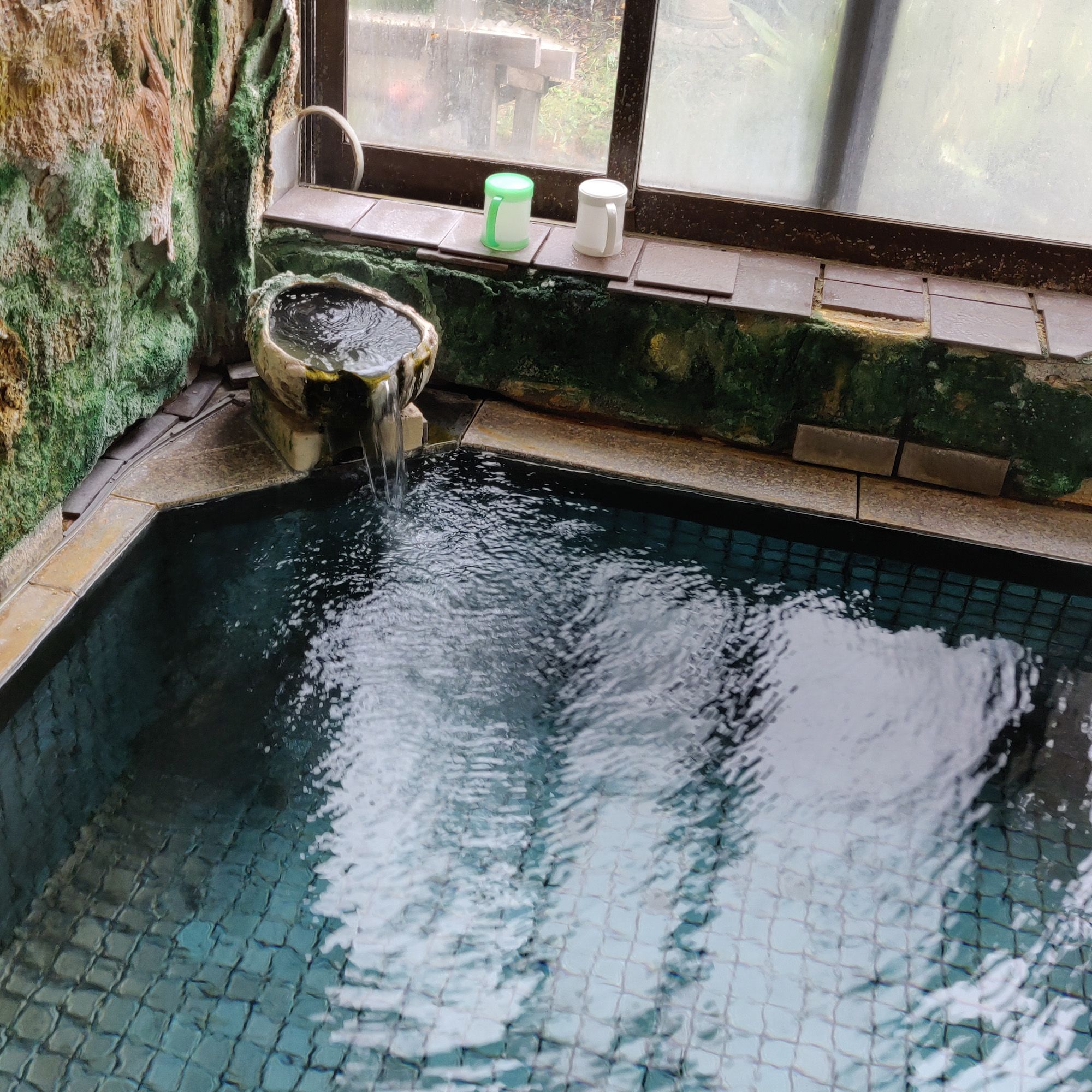 咲花温泉柳水園 湯口と浴槽